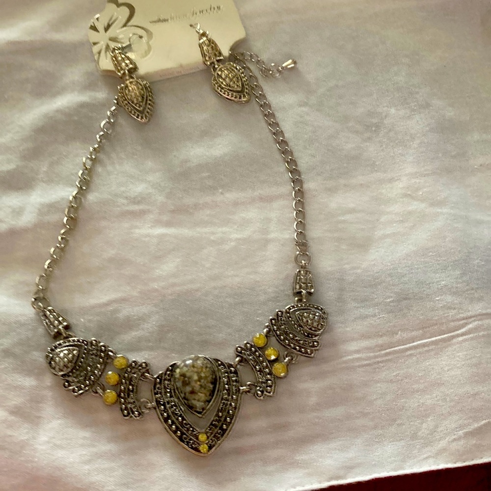 Jeweled fashion silver tone necklace with matching fro earrings nwt